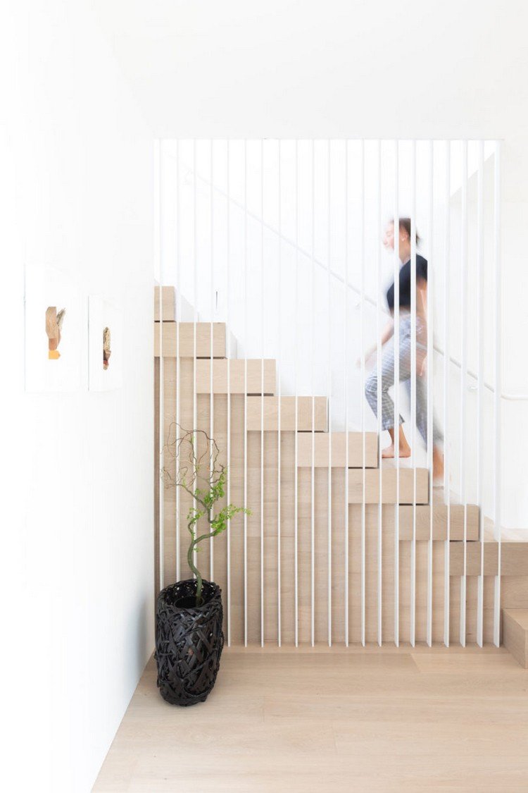 escandinavo design de interiores escada madeira clara corrimão branco