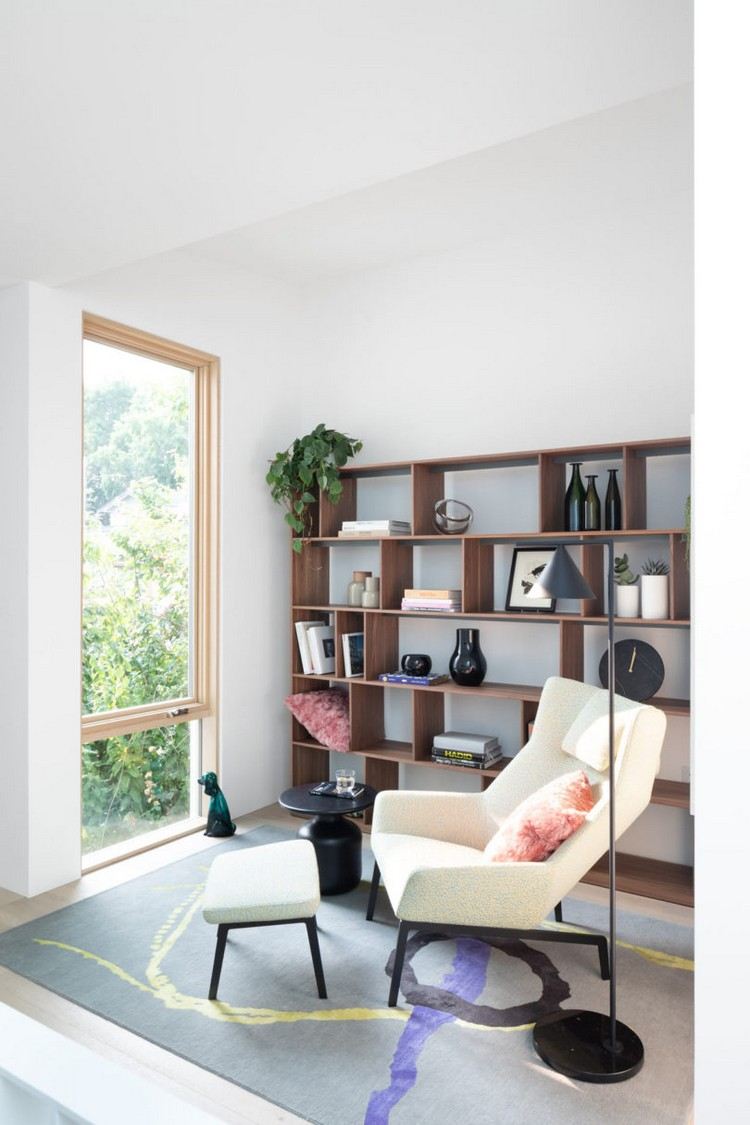 Sala estreita com estante de canto de leitura