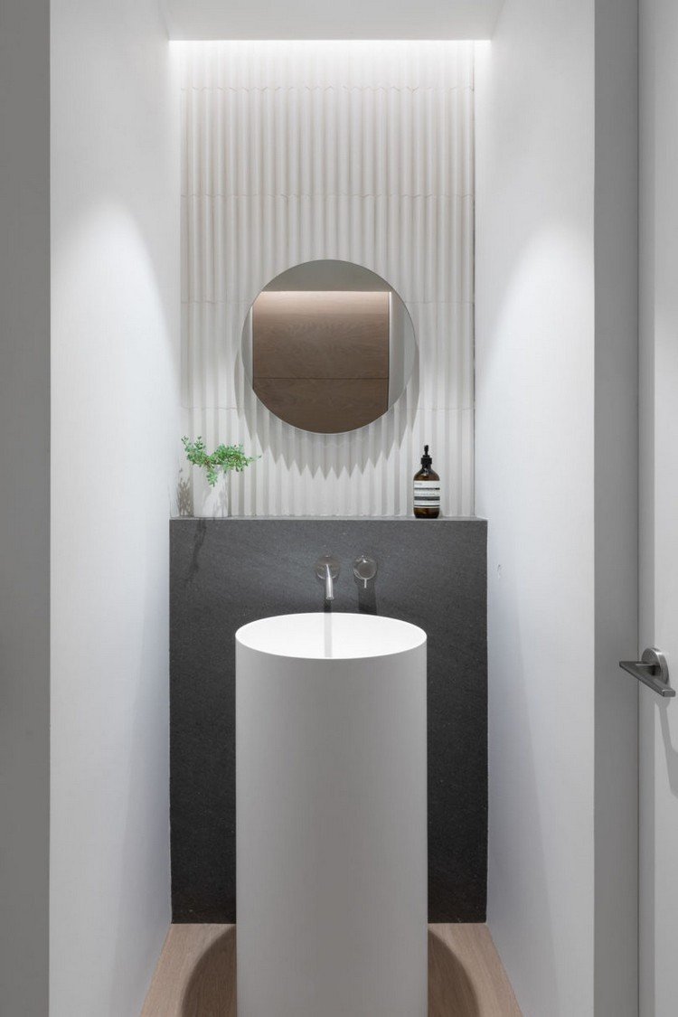 Configurando um lavatório estreito com pedestal de banheiro