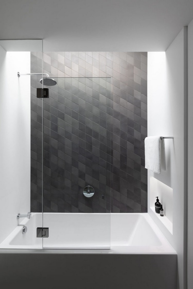 banheiro moderno azulejos geométricos cinza branco clarabóia