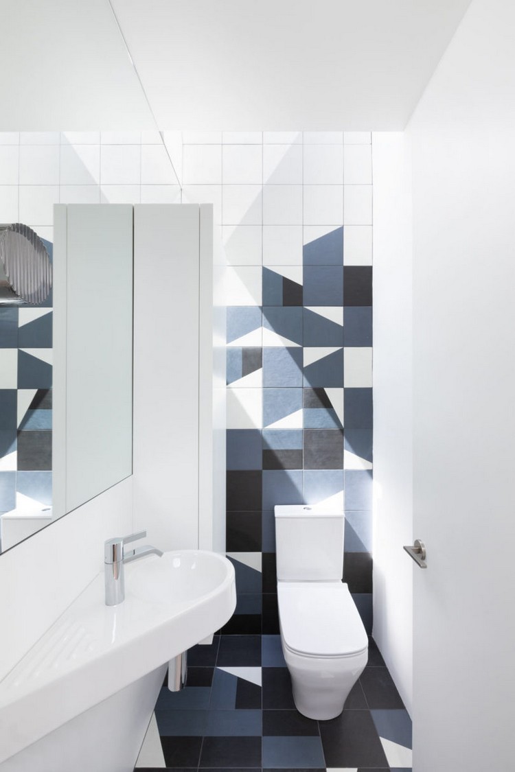 azulejos brancos com motivos geométricos de banheiro
