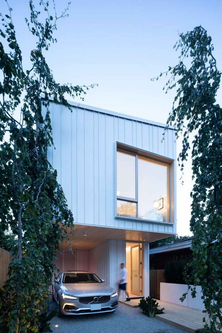 Fachada estreita de design de casa revestimento de metal branco