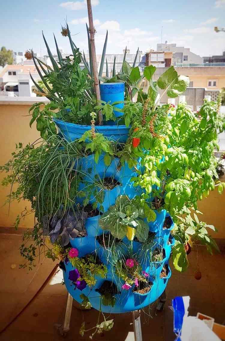 Cama elevada para varanda com ervas e flores