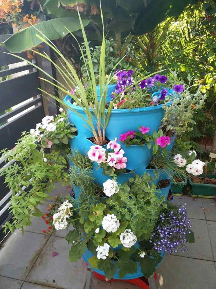 cama elevada vertical com flores para varanda e terraço