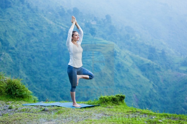 árvore pose exercícios de ioga para emagrecer em pé