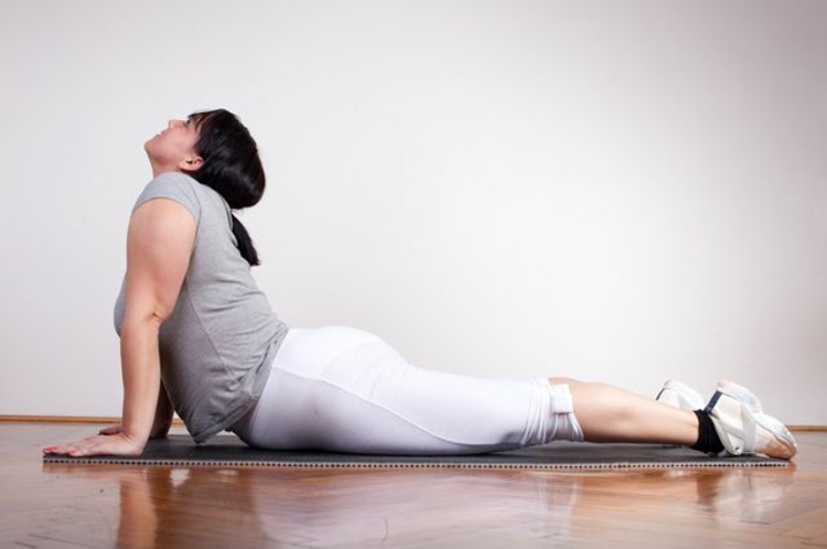 cobra pose ioga exercícios para perda de peso deitada plus size woman