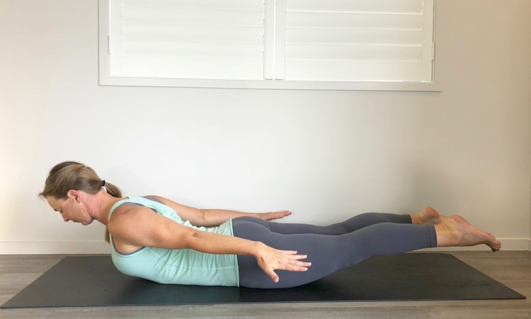pose de gafanhoto estimula a digestão deitado ioga para perda de peso