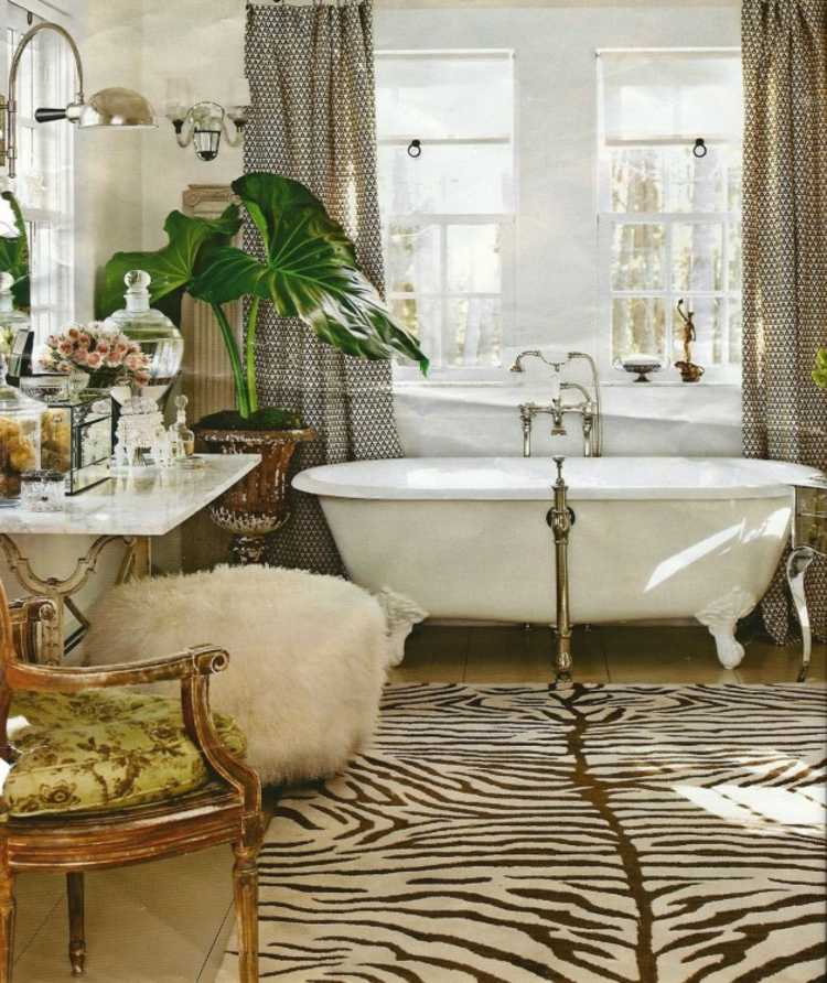 plantas-banheiro-folha de flecha-enorme-banheira-cortinas-banquinho-carpete-lâmpada estampada