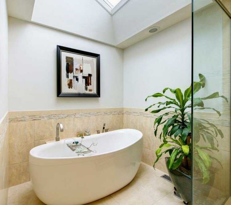 Plantas para o banheiro yucca-palm-flower-pot-bath-free-standing-picture-skylight-tiles-beige