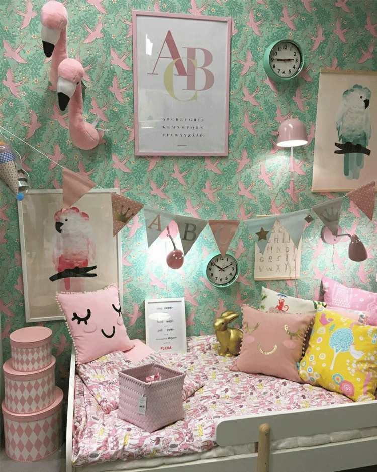 menina decoração quarto infantil cama almofadas parede decoração flamingo cabeça fotos
