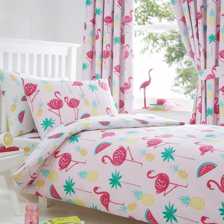 padrão de cortinas de cama de quarto de criança com decoração flamingo