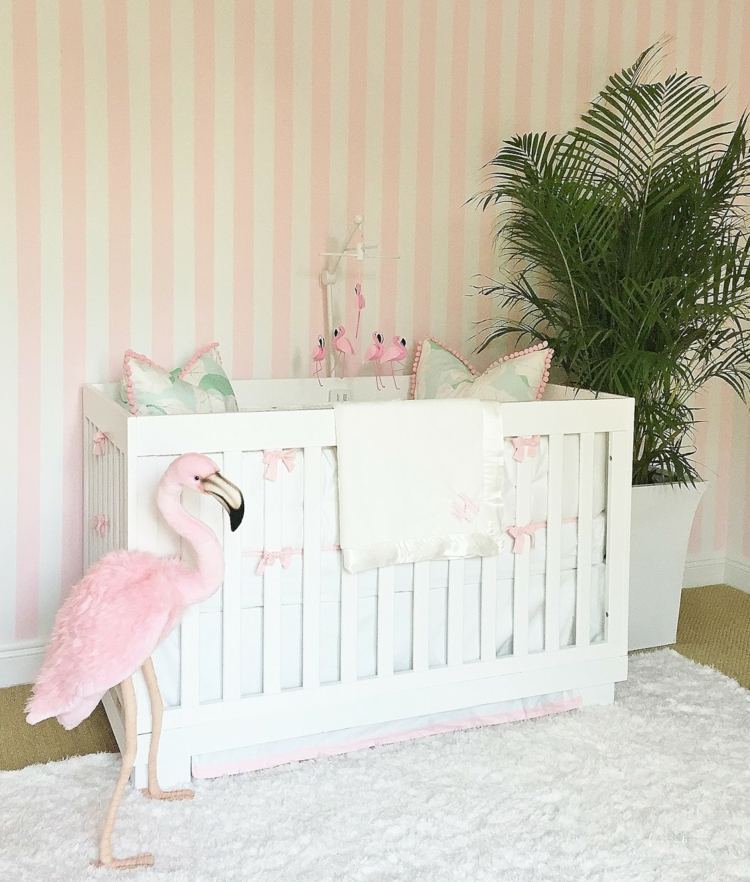 quarto do bebê configurado para meninas idéias de decoração flamingo figura móvel papel de parede listrado rosa branco