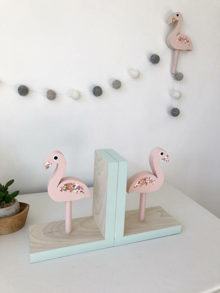 ideias para design de parede de suportes para livros de decoração de berçário de flamingo
