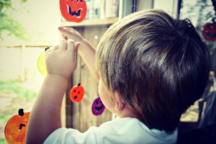 window-pictures-autumn-children-stickers-glass-color-creative-halloween