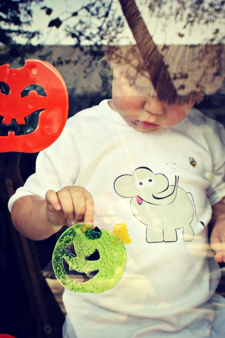 janela-fotos-outono-crianças-halloween-abóbora-funileiro-diy