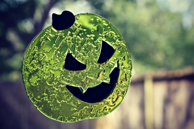 janela-fotos-outono-crianças-abóbora-halloween-verde-transparente