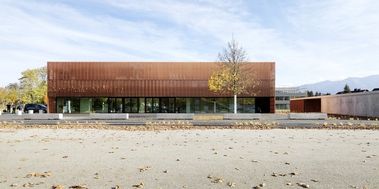 sports hall-sankt-martin-villach-austria-forecourt-street-with-elements-made-of-concreto-cobre-e-vidro-portas