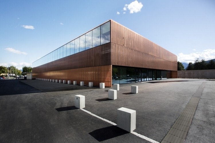 Construa materiais sustentáveis ​​com fachada revestida de cobre para um pavilhão esportivo com arquitetura moderna