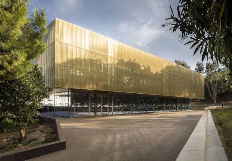 centro cultural com revestimento de fachada de cobre, exterior com árvores e avenidas