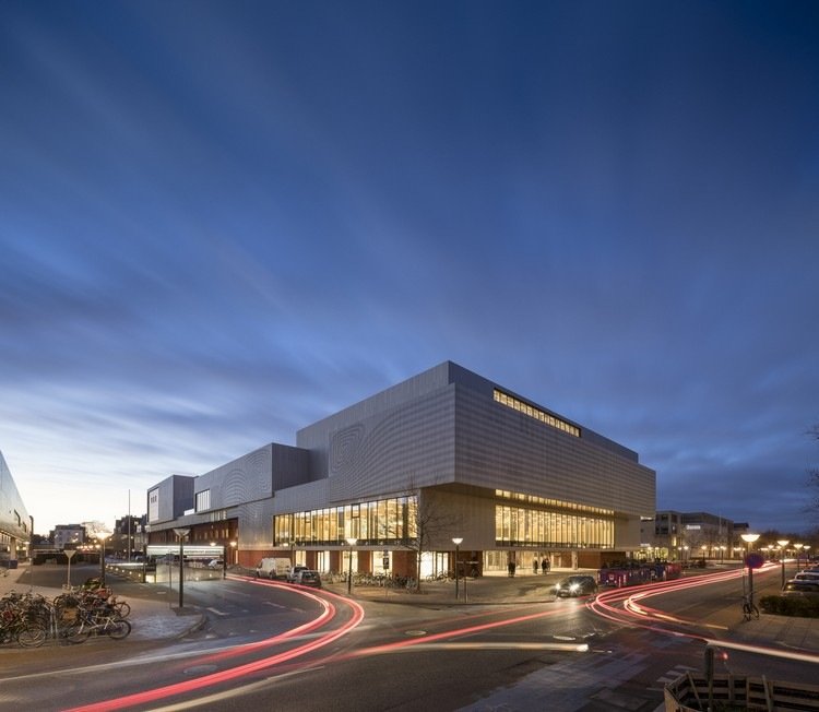 centro de ciência experimentarium visto de fora com luzes noturnas e céu