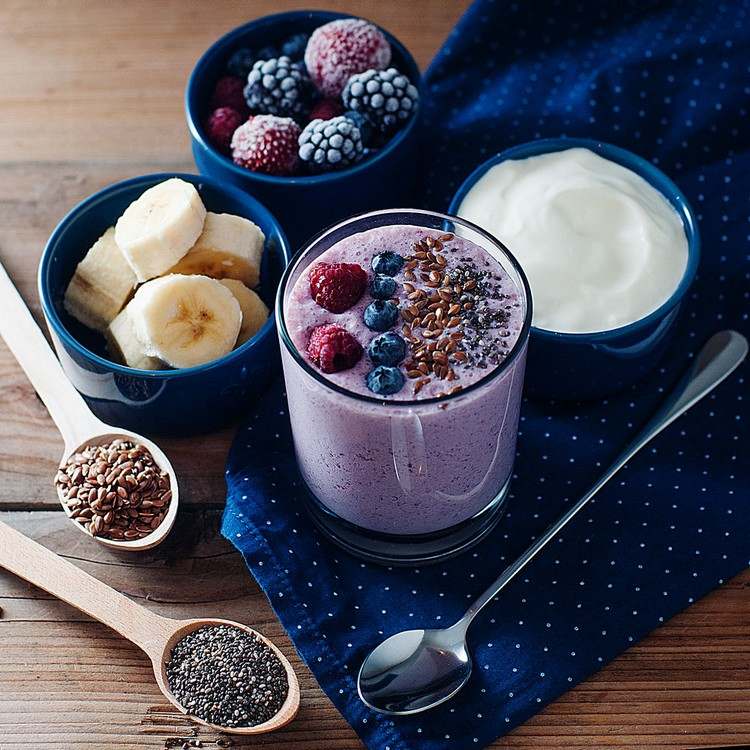 linhaça-perda de peso-saudável-nutrição-smoothie-dieta-chia-sementes-banana-bagas-iogurte