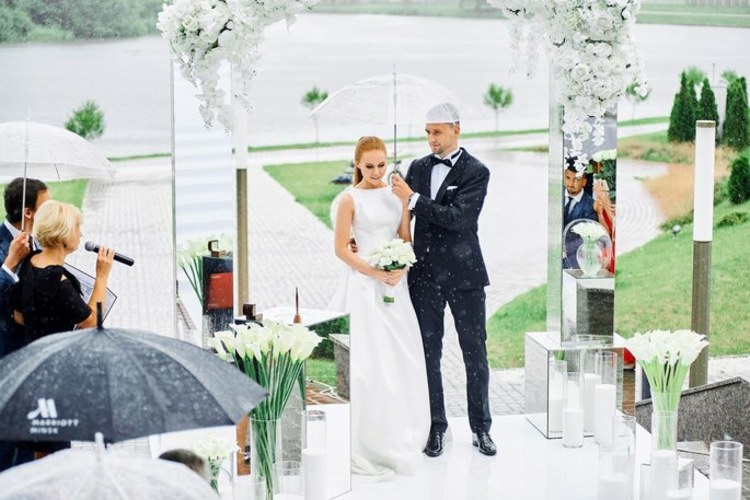 Plano B para o casamento com guarda-chuvas na chuva em vez de sol