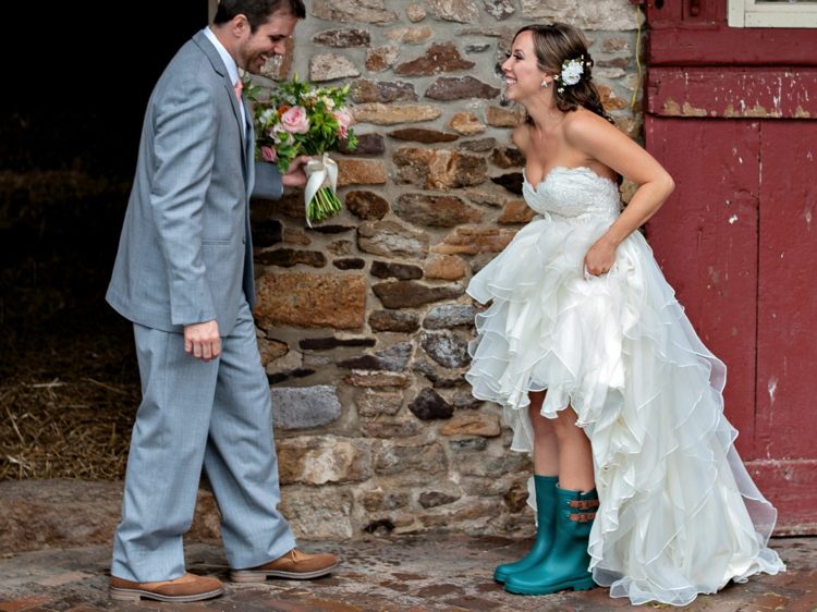 Ideia engraçada com tempo chuvoso no dia do casamento - noiva com botas de borracha