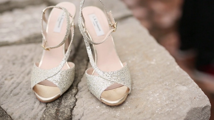 Os sapatos de noiva não são desconfortáveis, então sapatos de reposição devem ser encontrados