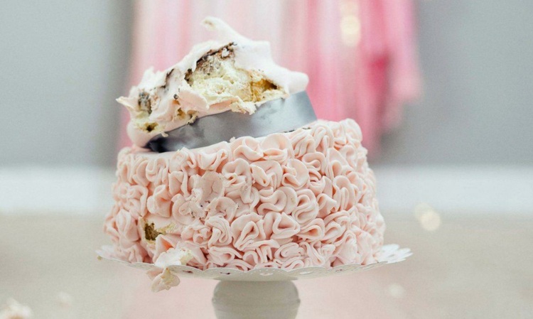 Retoque um bolo de casamento derretido com algumas flores
