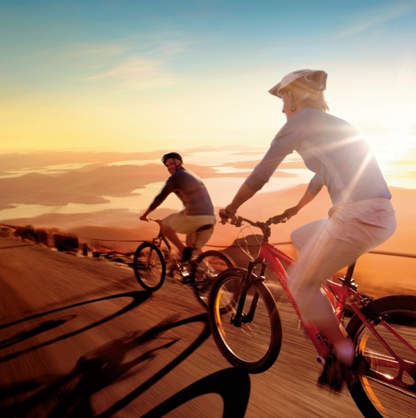 Andar de bicicleta, curtir a natureza, ficar em forma, treinar músculos