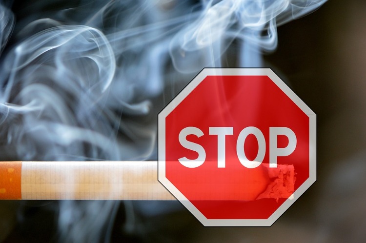 fumaça de cigarro e sinais de parada combinados como um sinal para parar de fumar