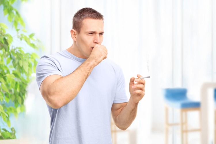 homem tosse por causa de parar de fumar é uma boa decisão