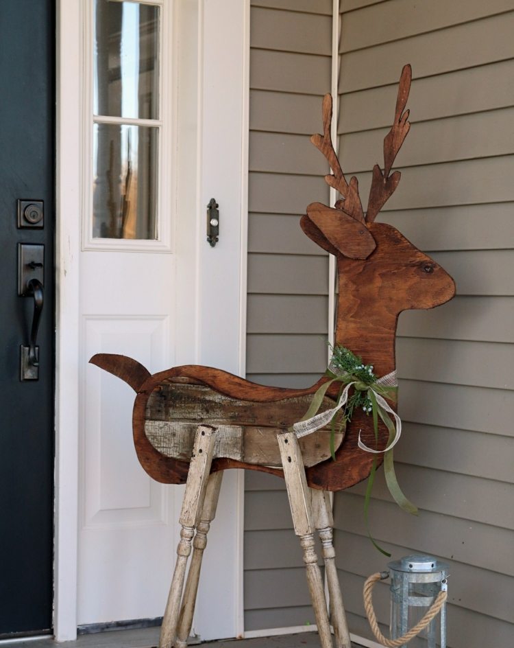 wood-tinker-christmas-entrance-door-veranda-decorate-recycle-waste-wood-reindeer