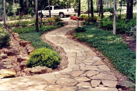 Ideias para jardins Colocando lajes de pedra no caminho do jardim