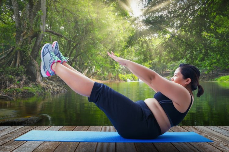 ioga para exercícios de emagrecimento mulher natureza acima do peso