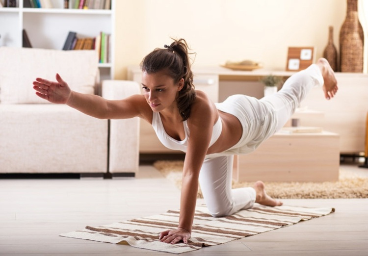 fazendo ioga em casa emagrecendo a posição da mulher