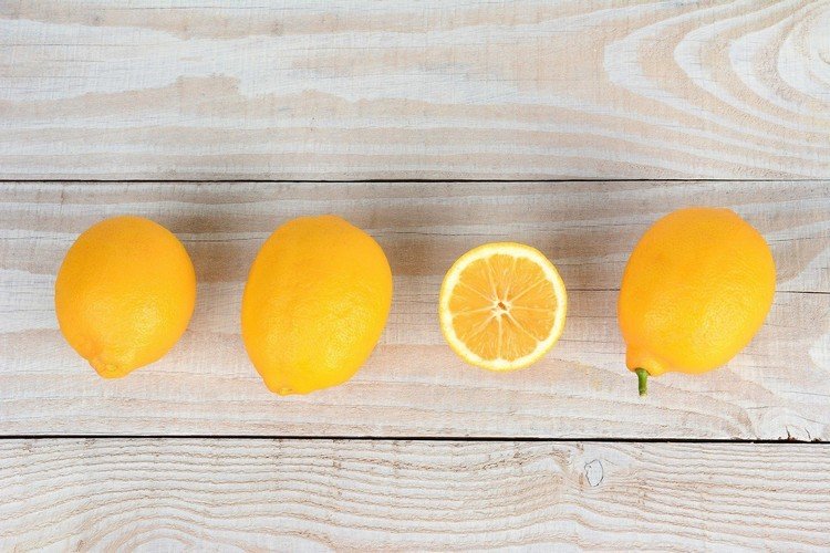 Nutrientes da dieta de água com limão - limão inteiro - meio limão - tábuas de madeira