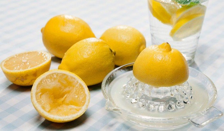 Limão-água-dieta-receita-suco-limão-espremendo-água-limão-preparação