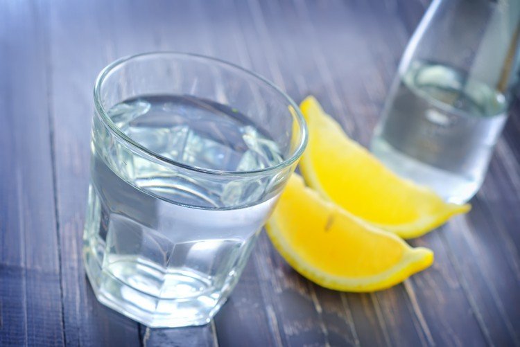 Dieta de água com limão minguante - garrafa de vidro - água - mesa de quarto de limão