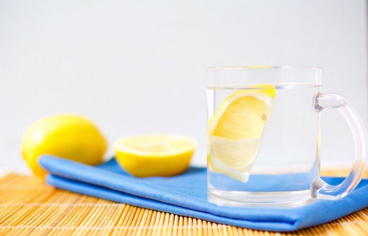 Limão-água-dieta-na-manhã-copo-água-sem-meio-limão-antes-do café da manhã