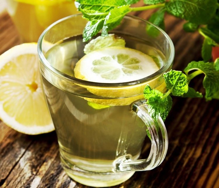 Limão-água-dieta-copo-água-quente-limão-bebida-saudável-pela manhã