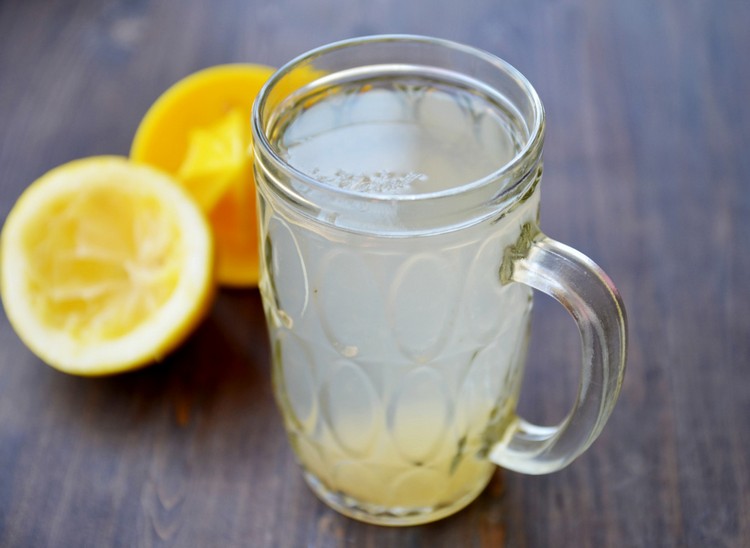 limão-água-dieta-limão-suco-meio-limão-ainda-água-quente-copo