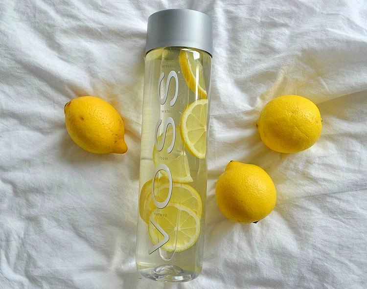 Limão-água-dieta-garrafa-água-limão-bebida-diária-com-refeição