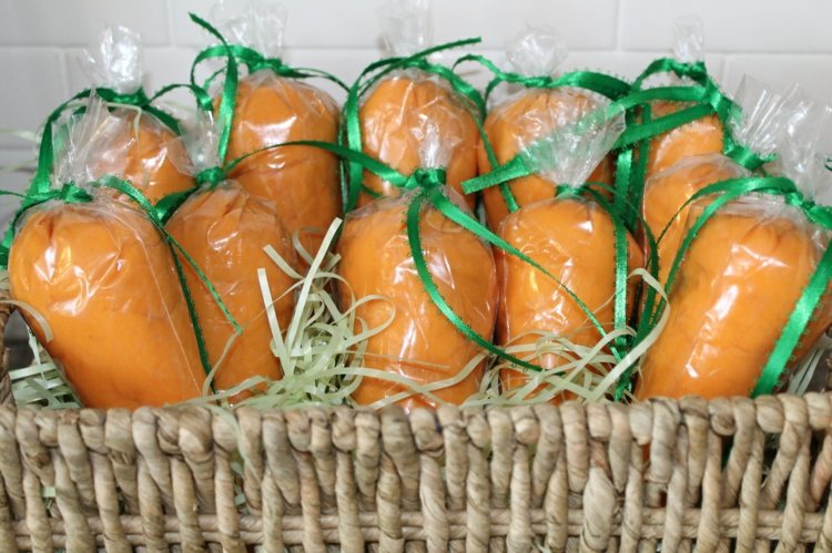 faça você mesmo cenouras para brincar de massa para dar às crianças da Páscoa