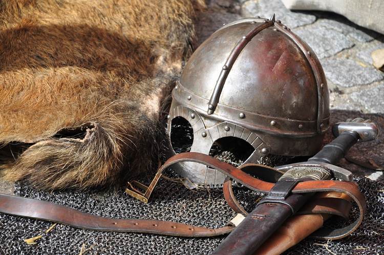 Peitoral de capacete medieval com armadura de cavaleiro