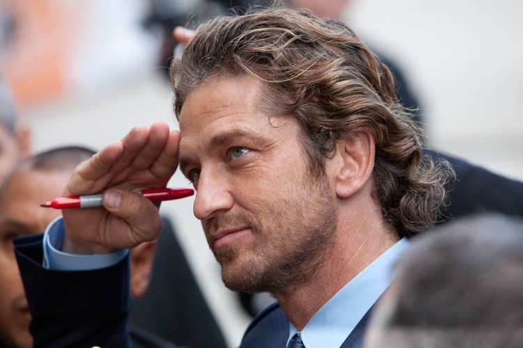 penteados masculinos-médio-longo-encaracolado-Gerard-Butler