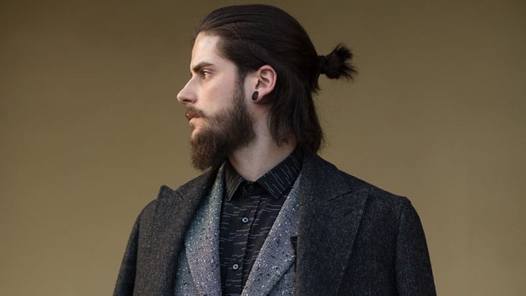 penteados masculinos-comprimento médio-meio-coque-bro-fluxo