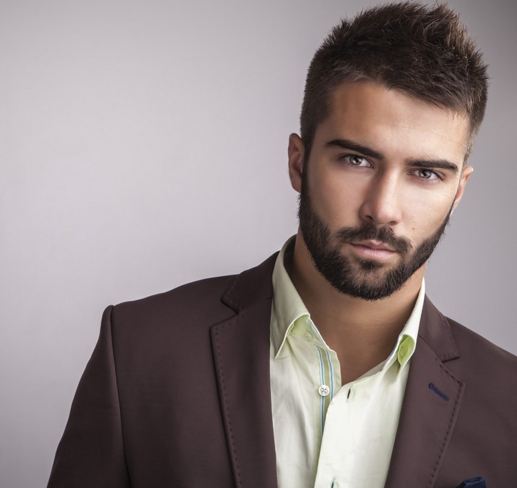 penteados masculinos-barba-bem-cuidada-barba-cabelo-escuro-curto-penteado-elegante