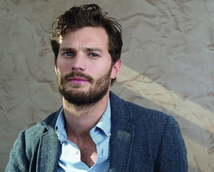 homens-penteados-barba-mais-precisa-barba-encaracolado-cabelo-penteado-homens-jamie-dornan