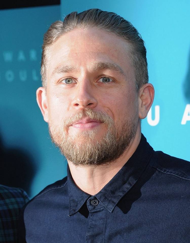 penteados masculinos-barba-cavanhaque-loiro-cabelo-curto-penteado-charlie-hunnam